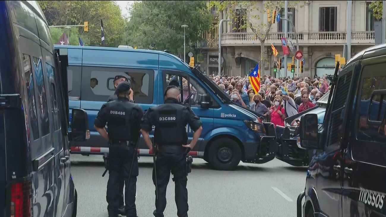 Protestas por la detención de Puigdemont ante el consulado de Italia en Barcelona
