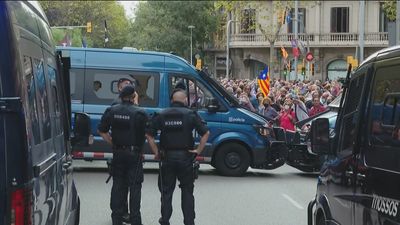 Protestas por la detención de Puigdemont ante el consulado de Italia en Barcelona