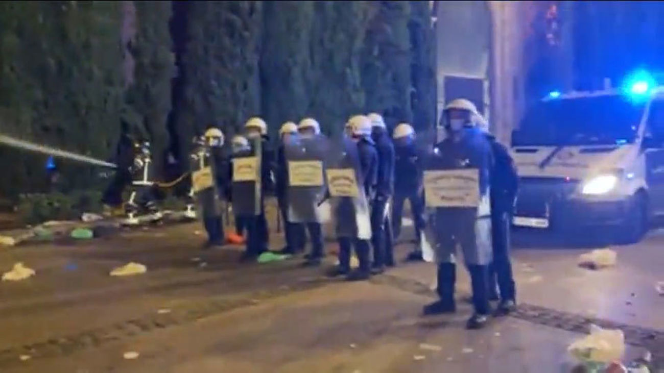 El macrobotellón de Barcelona se salda con 20 detenidos y quema de vehículos policiales, motos y  contenedores