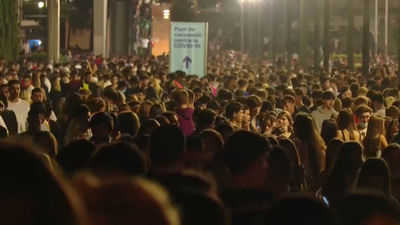 Un macrobotellón de 40.000 jóvenes en Barcelona deriva en 20 detenciones y una agresión sexual