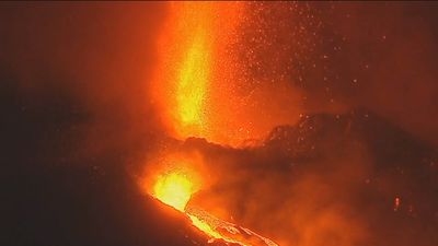 El cono del volcán de La Palma se ha partido y expulsa lava más fluida hacia el mar