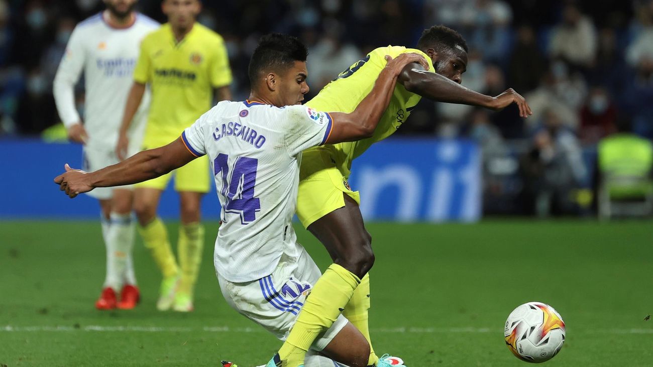 El delantero francés del Villarreal, Boulaye Dia, disputa el balón ante Casemiro
