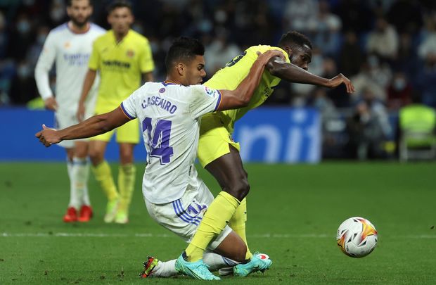 El delantero francés del Villarreal, Boulaye Dia, disputa el balón ante Casemiro / EFE