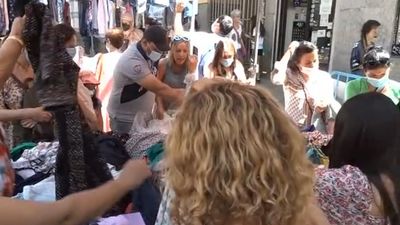 Lleno a rebosar en el Rastro 18 meses después