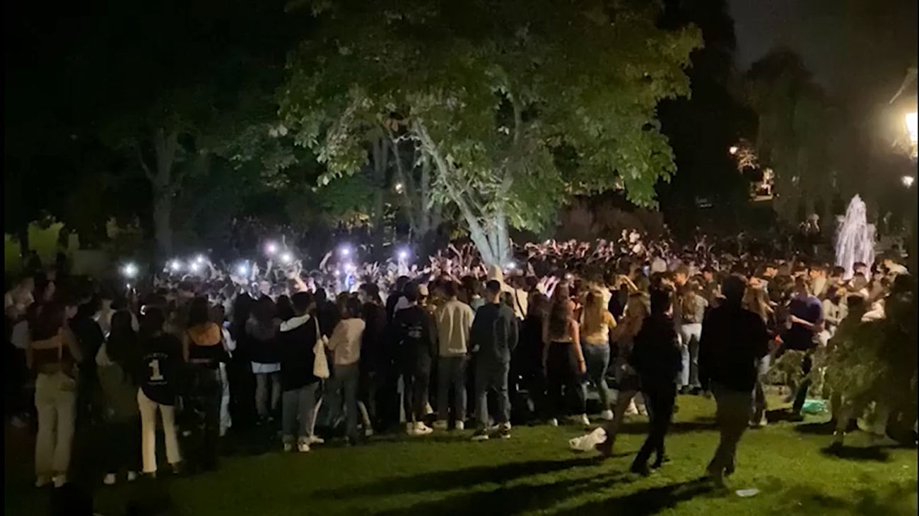 Madrid vive otro macrobotellón, con miles de jóvenes,  en el Parque de Berlín