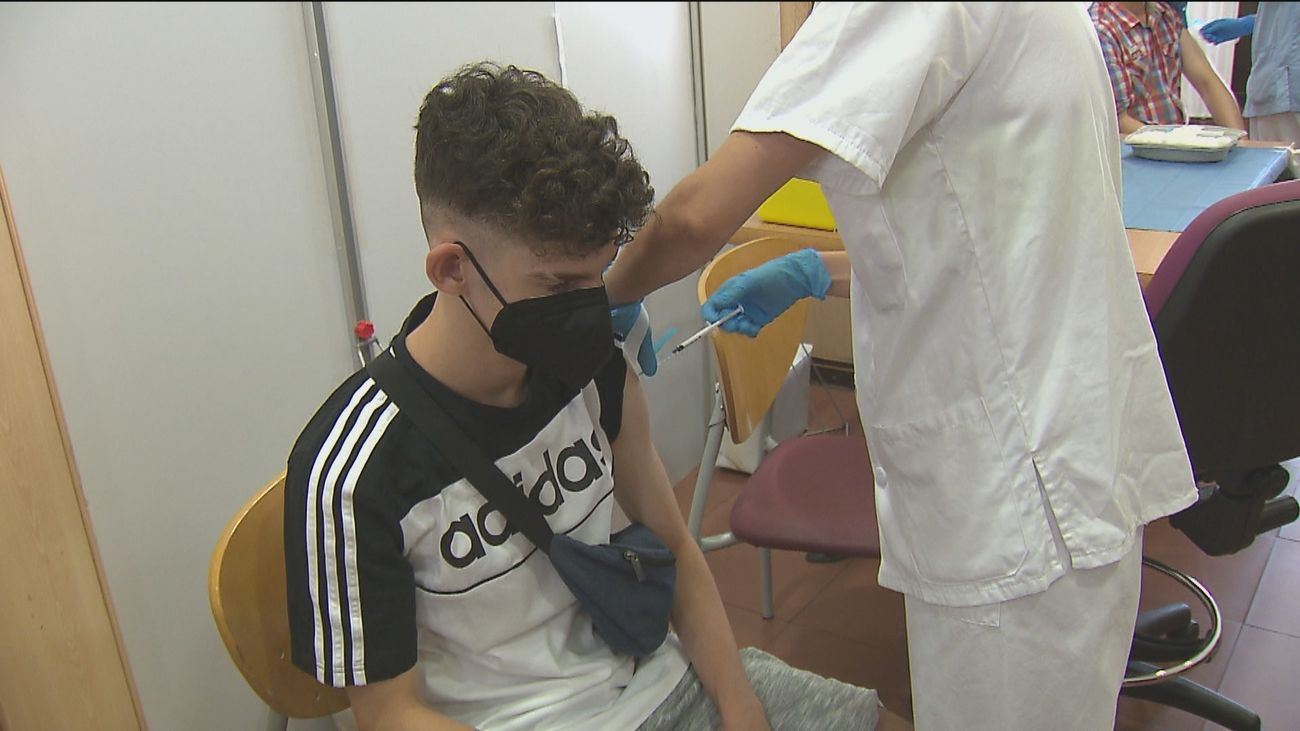 Un joven recibe la vacuna Covid en Madrid