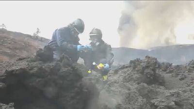 Así trabajan los encargados de medir los gases del volcán de La Palma en 'la zona cero'