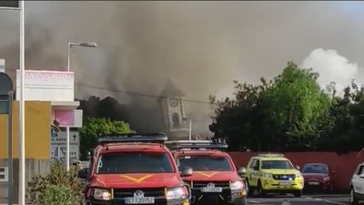 La lava del volcán de La Palma derriba la iglesia y el centro de salud de Todoque