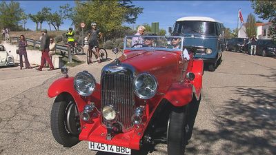 La primera carrera Distinguished Gentleman 's Drive llena de coches de época las calles de Madrid