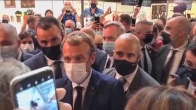 Lanzan un huevo a Macron al grito de "Viva la revolución", en el salón de gastronomía de Lyon
