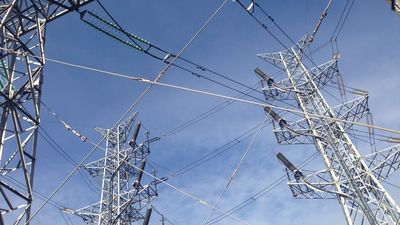 El precio de la luz sube este lunes un 6,74% y se sitúa en los 215 euros/MWh