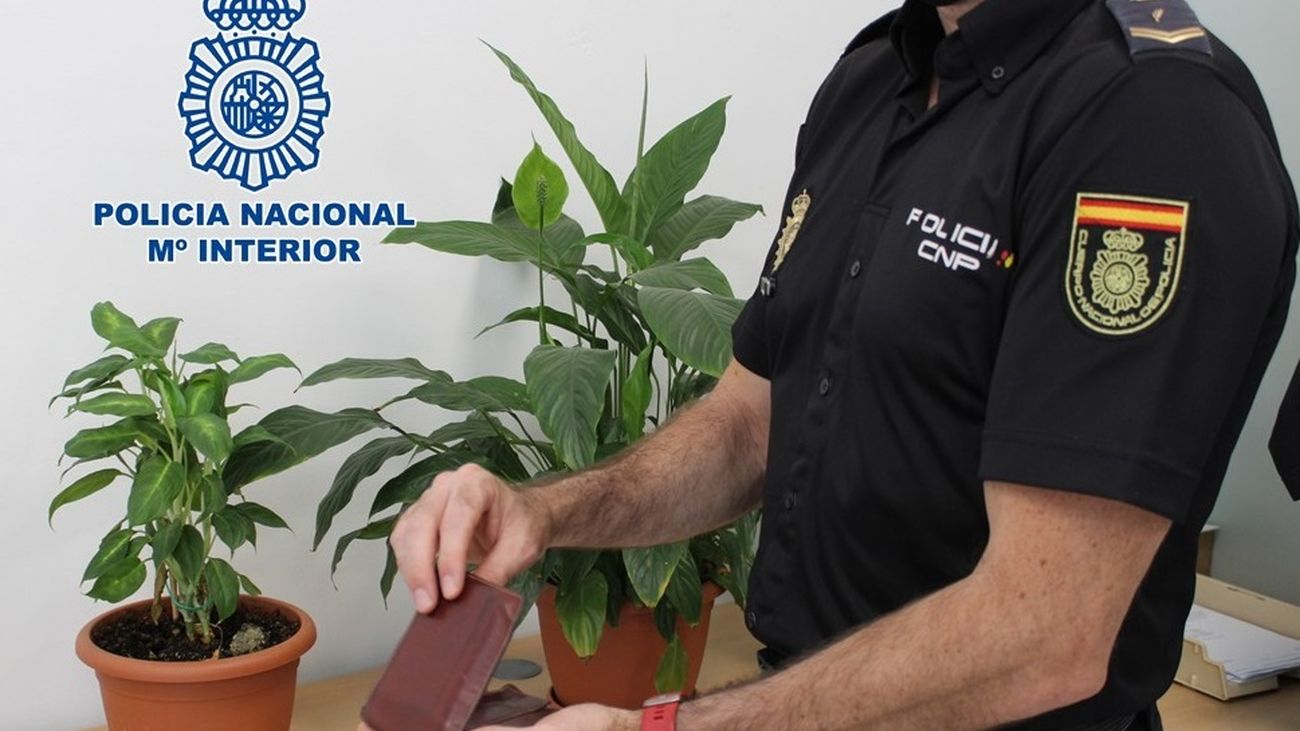Un policía nacional con una cartera sustraída y recuperada