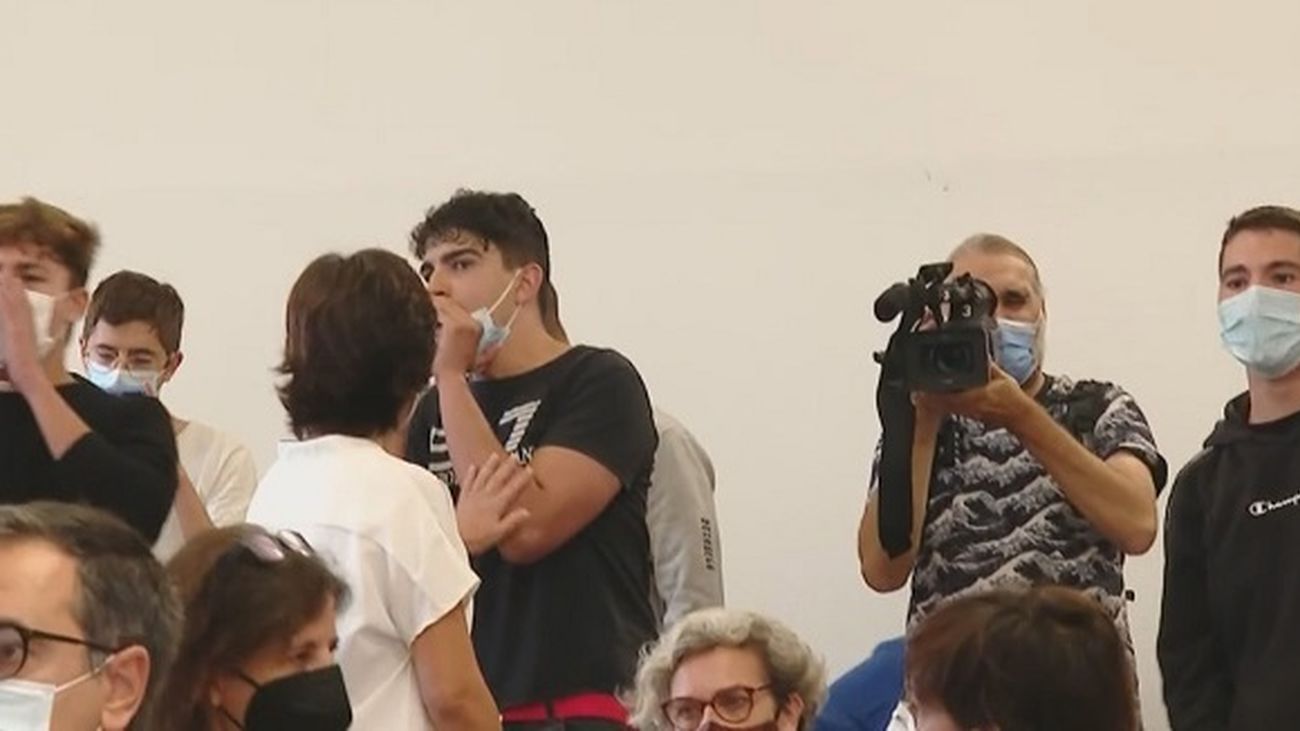 Jóvenes de ultraizquierda interrumpen un acto de Ada Colau sobre vivienda