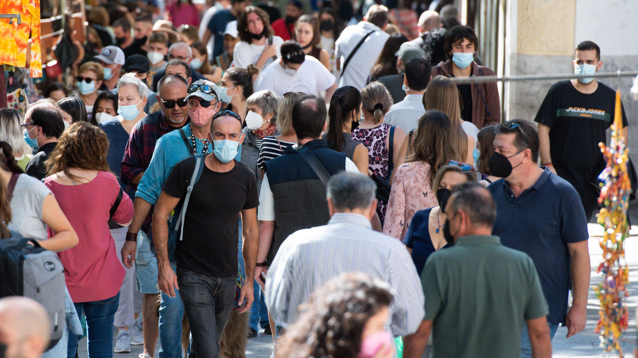 Decenas de madrileños, en el Rastro de Madrid