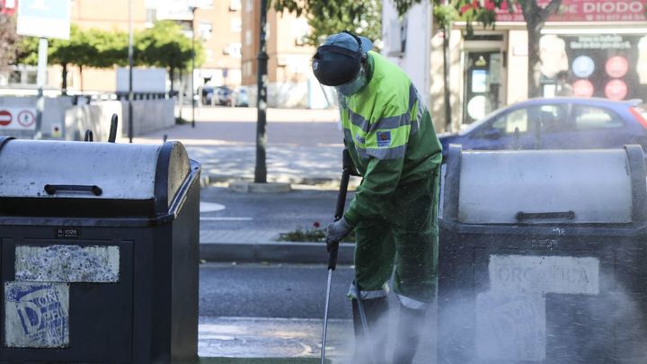 Limpieza de los buzones de contenedores subterráneos / AYTO MÓSTOLES