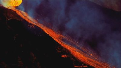El volcán de La Palma entra en fase efusiva y la lava “a velocidad considerable” hacia el mar