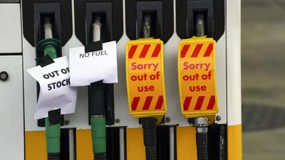 El desabastecimiento continúa en las gasolineras británicas y afecta cada vez más a los supermercados