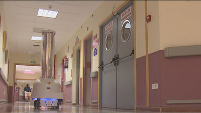Un robot limpia con rayos UVA las habitaciones de pacientes Covid del Hospital San Rafael