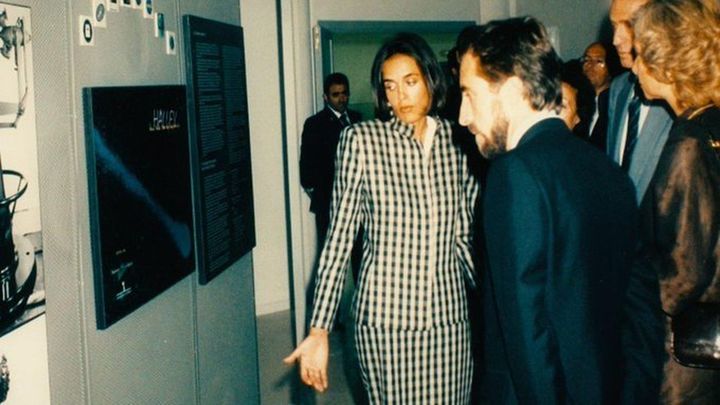 Asunción Sánchez junto al alcalde Juan Barranco y tras ellos los reyes de España / PLANETARIO DE MADRID