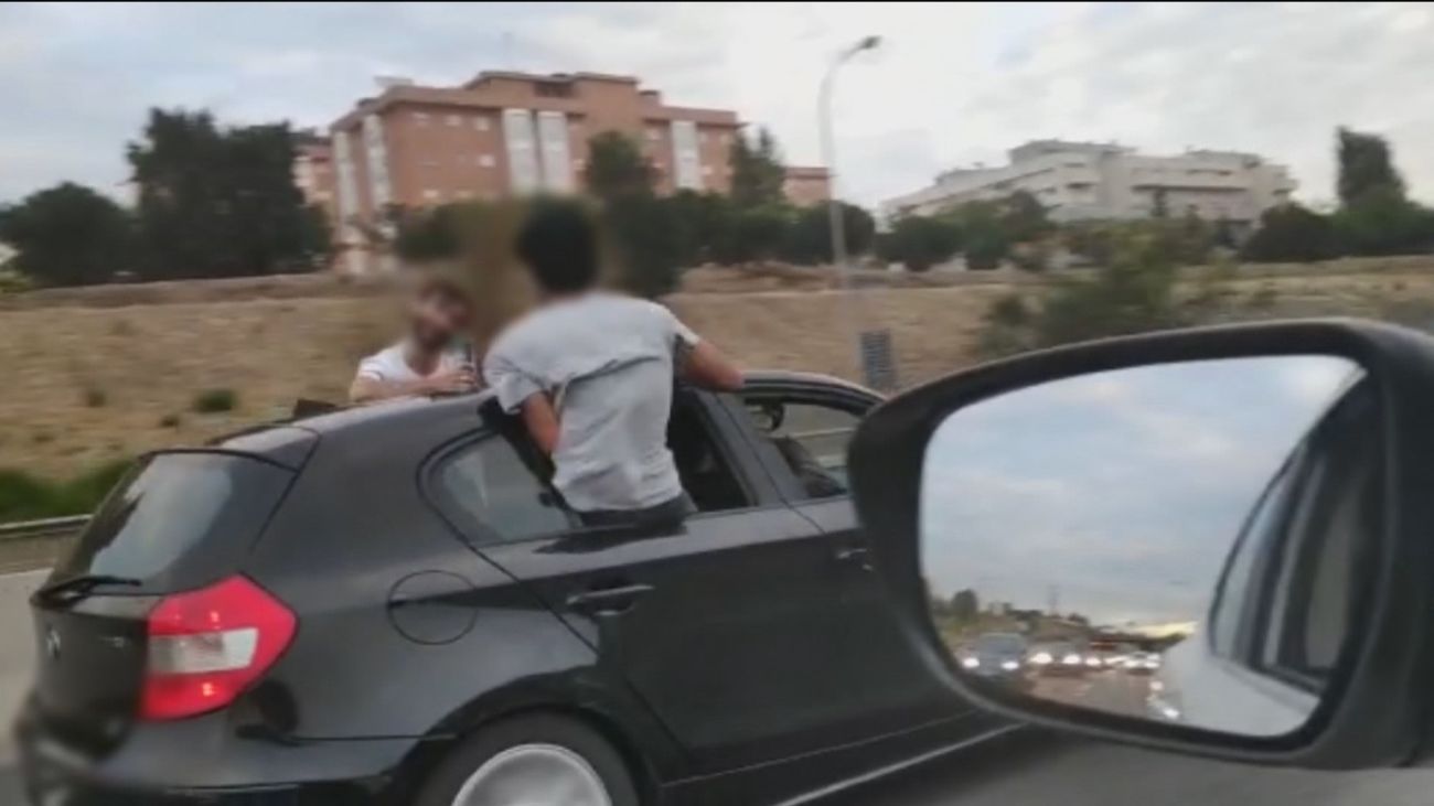 Buscan a los jóvenes que iban con medio cuerpo fuera del coche en la M-40 entre Carabanchel y Leganés