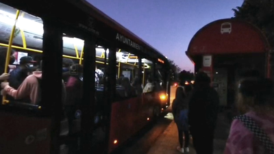 Los estudiantes de Valdemoro esperan hasta tres autobuses para poder ir a clase