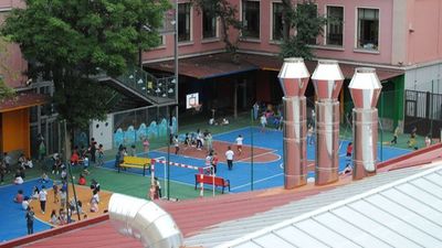 Un juez anula la licencia de una cocina fantasma pegada a un colegio de Arganzuela