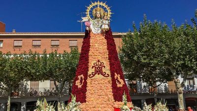 Torrejón celebra la tradicional ofrenda floral en homenaje a la Virgen del Rosario
