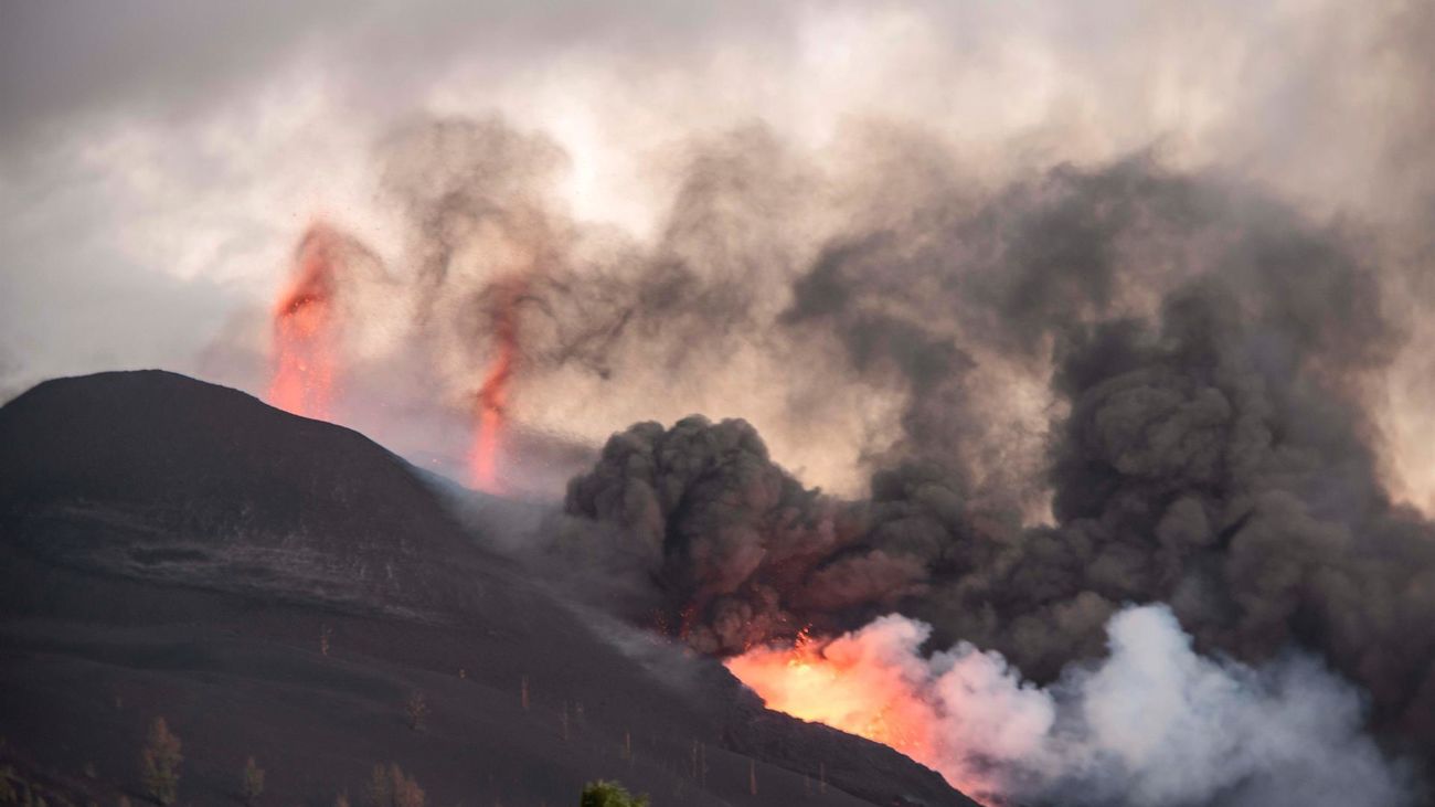 La lava que alcanza el mar en La Palma crea una isla baja de más de medio kilómetro de ancho