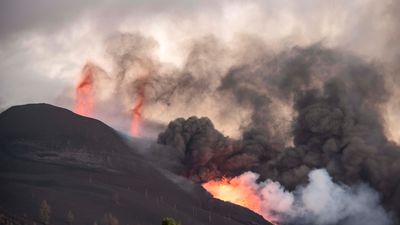 La lava que alcanza el mar en La Palma crea una isla baja de más de medio kilómetro de ancho