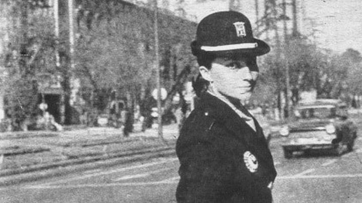 Portada de ABC de 1975 con una mujer policía regulando el tráfico en el centro de Madrid / Madrid.es