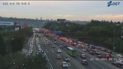 Retenciones en hora punta en las principales carreteras de acceso a Madrid