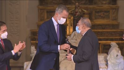 El Rey entrega el premio Trayectoria Fulbright a Javier  Solana, un "gran patriota"