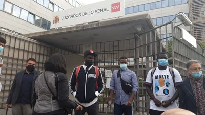 El portavoz de los manteros dice que nunca señaló a la Policía por la muerte de Mame Mbaye en Lavapiés