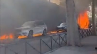 El incendio de una grúa provoca un reguero de fuego y afecta a varios coches en Barajas