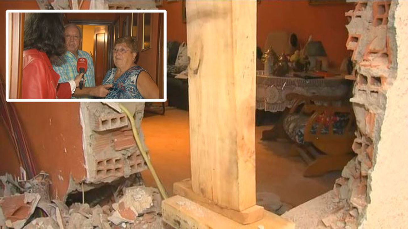 El matrimonio de Arganda al que un camión destrozó su casa pide que tapen el agujero para poder dormir