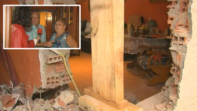 El matrimonio de Arganda al que un camión destrozó su casa pide que tapen el agujero para poder dormir