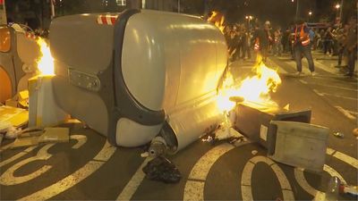 Manifestantes independentistas queman contenedores en el centro de Barcelona