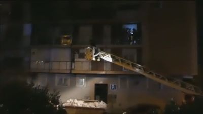 Una obra-chapuza en Madrid: una grúa rescata a unos vecinos que se quedaron sin escaleras