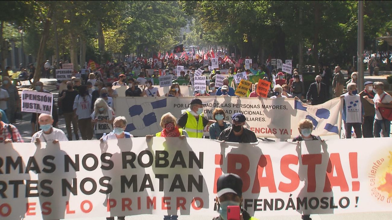 Miles de pensionistas protestan en Madrid contra la reforma de las pensiones que proyecta el Gobierno