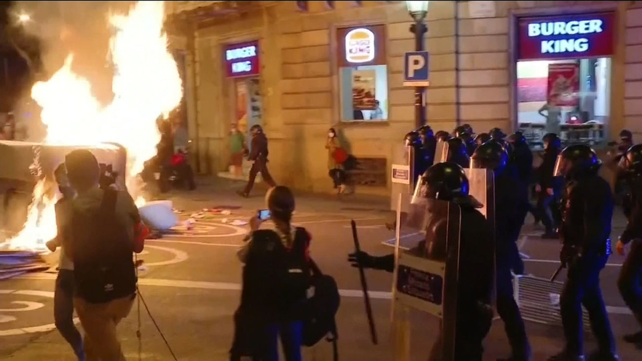 Otro fin de semana de botellones en Barcelona, con incidentes y saqueos en establecimientos