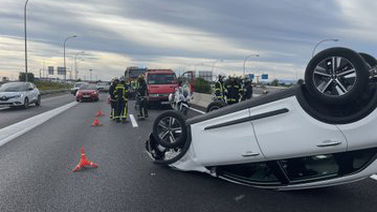 Turismo volcado en el puente que une la M-607 con la M-40 en Madrid