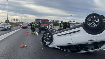 Dos heridos tras salirse de la vía y volcar un turismo en el puente que une la M-607 con la M-40 en Madrid