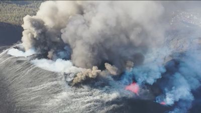 Se abren dos nuevas bocas en el volcán de La Palma y los gases obligan a más confinamientos