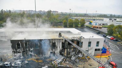Mueren ocho personas al estrellarse un avión contra un edificio cerca de Milán