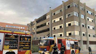 Extinguido un incendio en un edificio de oficinas abandonado en el distrito de San Blas