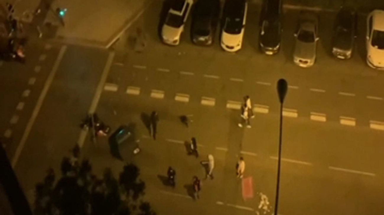 Incidentes tras un macrobotellón con miles de jóvenes concentrados en el Parque del Oeste