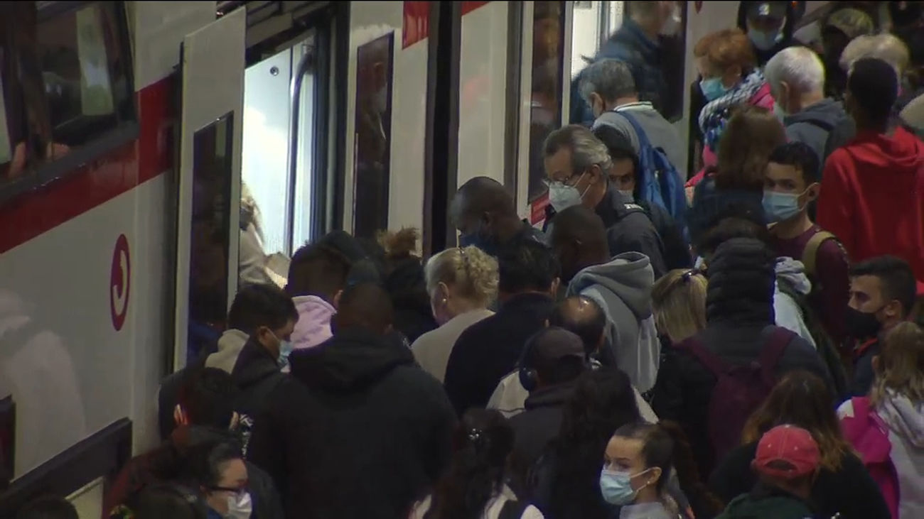 Aglomeraciones a primera hora de la mañana en las estaciones de Cercanías de  Atocha y Chamartín