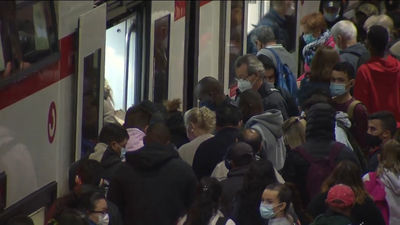 Aglomeraciones a primera hora de la mañana en las estaciones de Cercanías de  Atocha y Chamartín