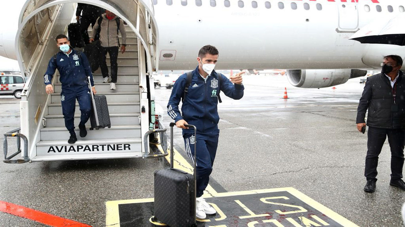 La Selección española aterriza en Milán bajo una intensa lluvia