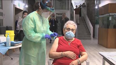 Habrá tercera dosis de la vacuna del Covid para mayores de 65 años junto a la de la gripe